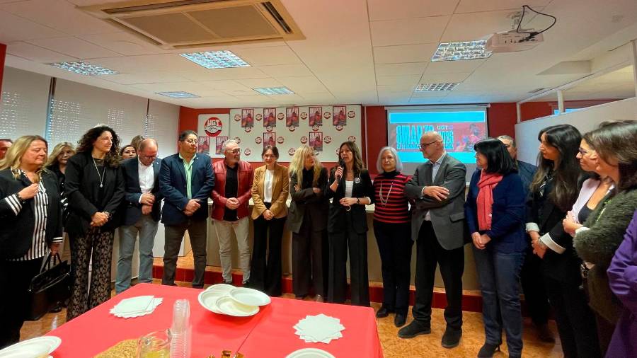 $!<i>Comisión Ejecutiva de UGT Jaén, junto a representantes institucionales, en el desayuno reivindicativo por el 8M organizado por el sindicato.</i>