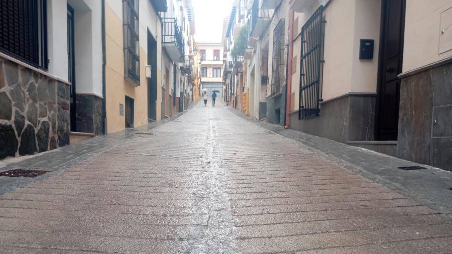 $!<i>Calles mojadas tras las lluvias caídas en Alcalá la Real durante la mañana de este domingo. / Juan Rafael Hinojosa / Diario JAÉN.</i>