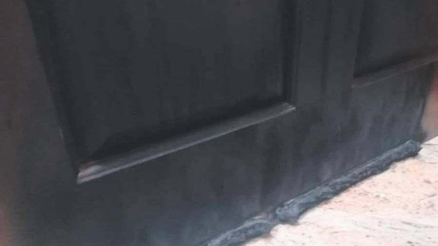 $!<i>Estado en el que quedó la puerta de la casa después de verse afectada por el fuego.</i>