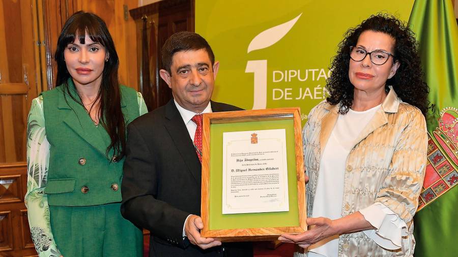 <i>María José Hernández, Francisco Reyes y Lucía Izquierdo con el título de Hijo Adoptivo. / Agustín Muñoz / Diario JAÉN.</i>