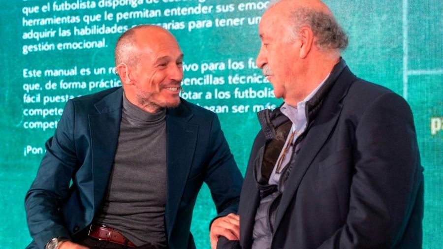 <i>Andrés París y Vicente del Bosque comparten coloquio en un acto.</i>
