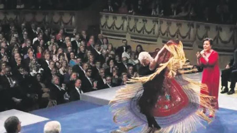 <i>Canta Carmen Linares y baila María Pagés tras la entrega de los premios. / Vía Europa Press.</i>