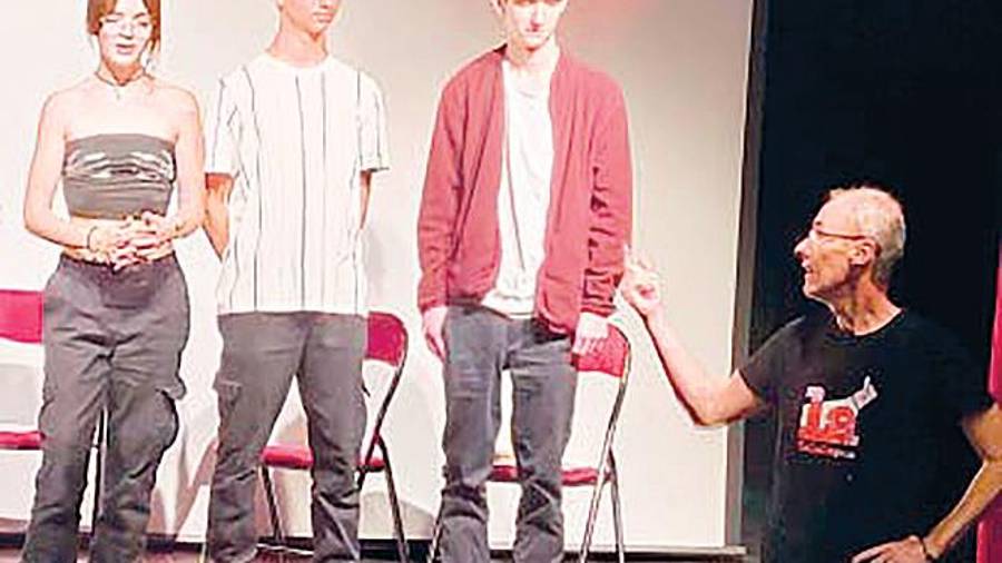 <i>Acércate al Teatro.</i>