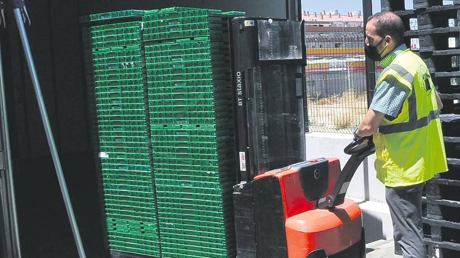 $!<i>Un trabajador carga las cajas plegables de Logifruit en un camión que se dirige al bloque logístico.</i>