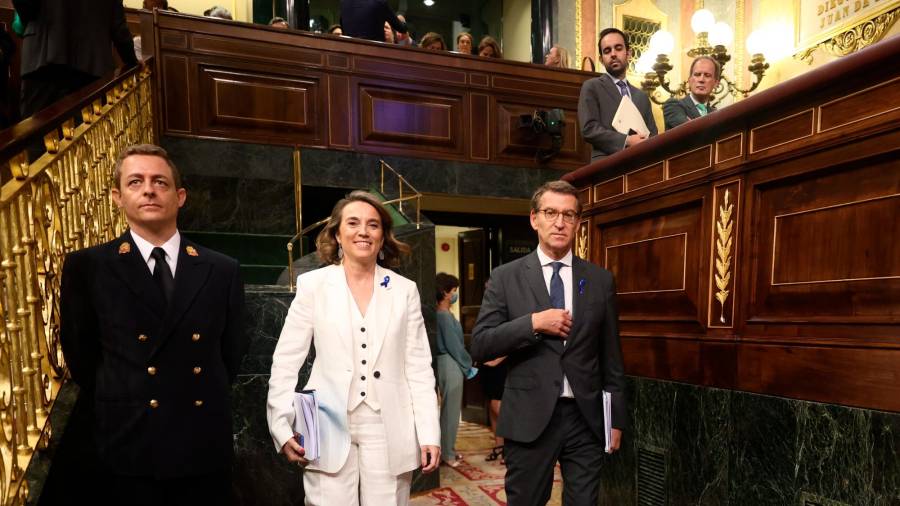 <i>Cuca Gamarra y Alberto Nuñez Feijóo entran en el hemiciclo. / Eduardo Parra / Europa Press.</i>