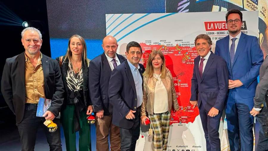 <i>Juan Benavente, Elena Rodríguez, José Luis Olivares, Francisco Reyes, Antonia Olivares, Perico Delgado y Francisco Javier Lozano. / Diputación de Jaén.</i>