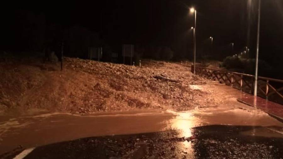 Burunchel: Inundación en la iglesia y vehículos enterrados en lodo