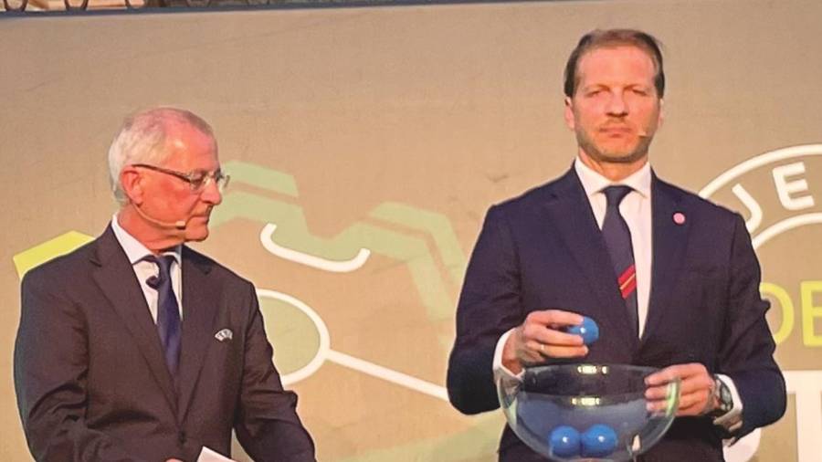 <i>Claudio Negroni y Luis Amado, que extrae una bola.</i>