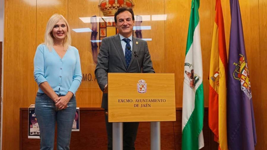 <i>María espejo y Agustín González presentan la programación de Navidad. / Ayuntamiento de Jaén.</i>
