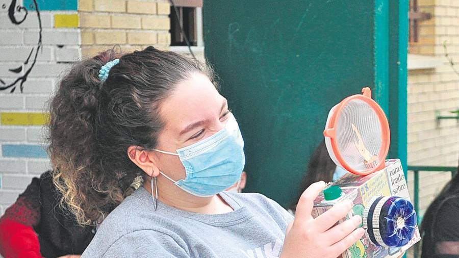 <i>La joven Arabia sonrié mientras “toma” una fotografía.</i>