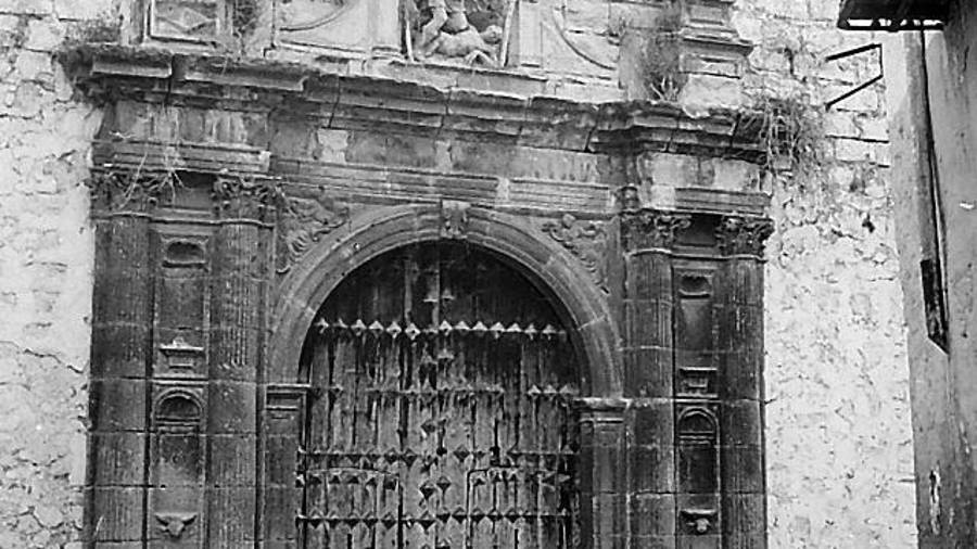 <i>Portada de la iglesia de San Miguel en su ubicación original. </i>