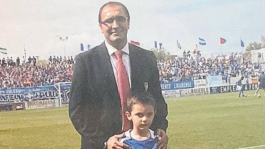 <i>De niño con la camiseta azulilla, posa con su padre en el Estadio de Linarejos, cuando Gabi era segundo técnico del CD Linares.</i>