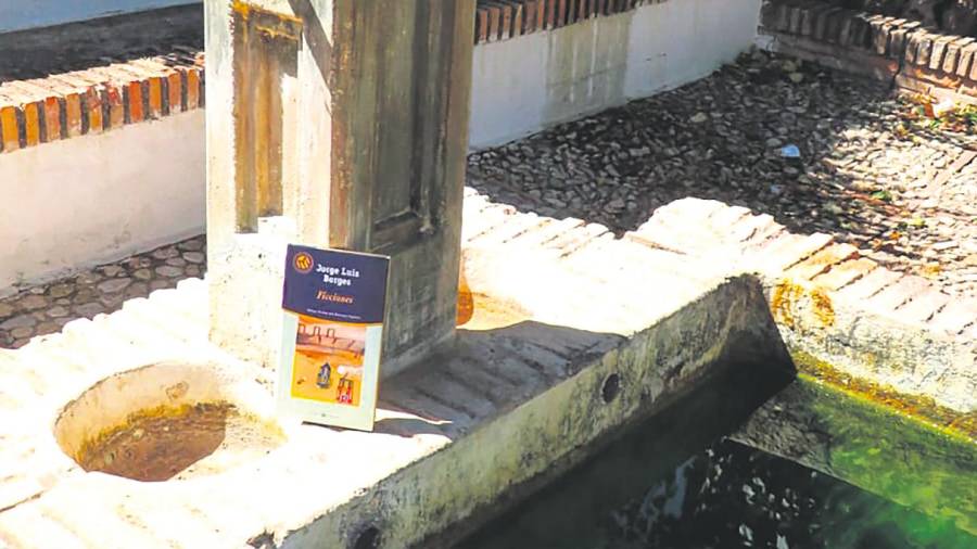 <i>Uno de los libros depositados junto a una fuente en Benatae.</i>