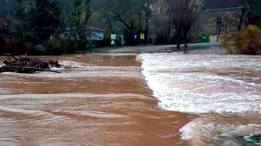 $!<i>Badén de Coto Ríos, también inundado.</i>