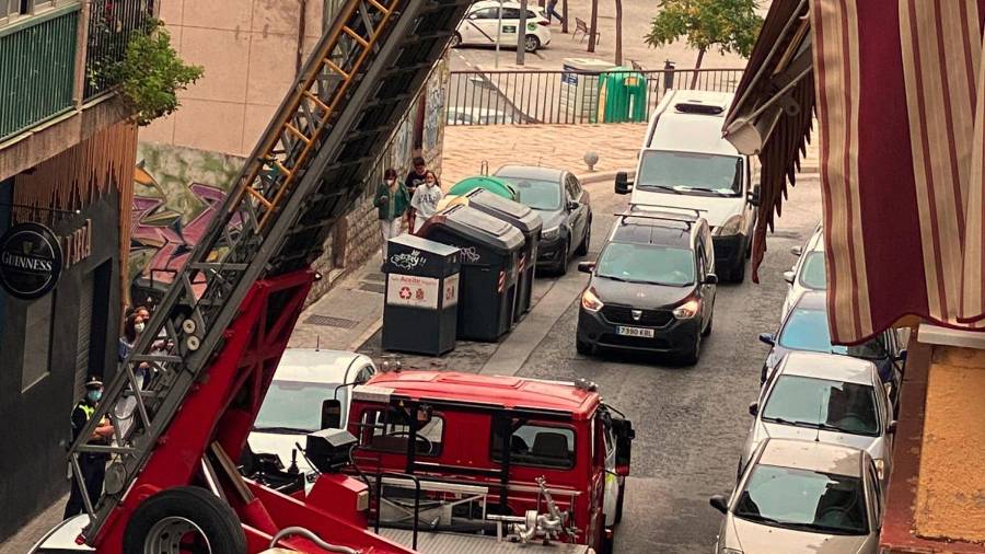 $!Una cornisa se desprende de un balcón e impacta contra un coche