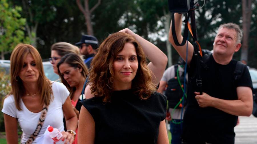 <i>Isabel Díaz Ayuso llega al Tanatorio de La Paz ( Madrid). / José Ruiz / Europa Press.</i>
