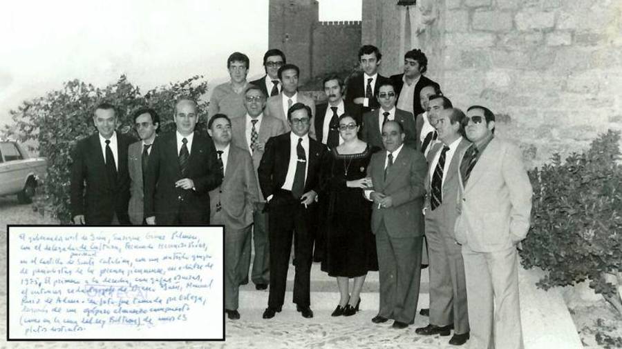 $!<i><b>DE SU PUÑO Y LETRA.</b></i><i> El gobernador civil de Jaén, Enrique Gómez Palmero, con el delegado provincial de Cultura, Fernando Hermoso Poves, en el castillo de Santa Catalina, con un nutrido grupo de periodistas de la Prensa jiennense, en octubre de 1978. El primero a la derecha, con gafas oscuras, el entonces redactor jefe de Diario JAÉN, Manuel Ruiz de Adana. La foto fue tomada por José Ortega, después de un opíparo almuerzo compuesto (como en las cenas del rey Baltasar) de más de 23 platos distintos. / Archivo Histórico de Diario JAÉN.</i>