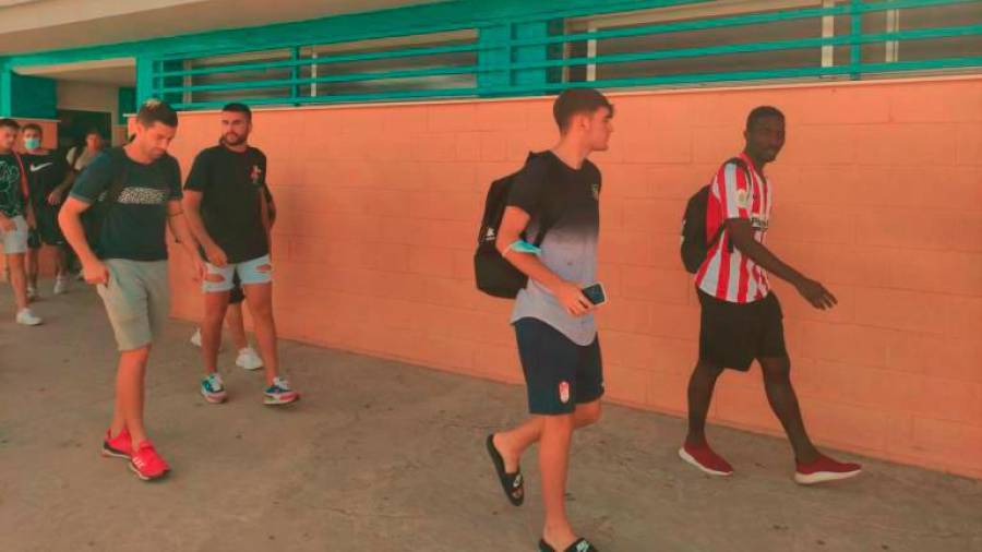 <i>Los futbolistas del Real Jaén abandonan las instalaciones del club tras decidir que suspendían su actividad.</i>