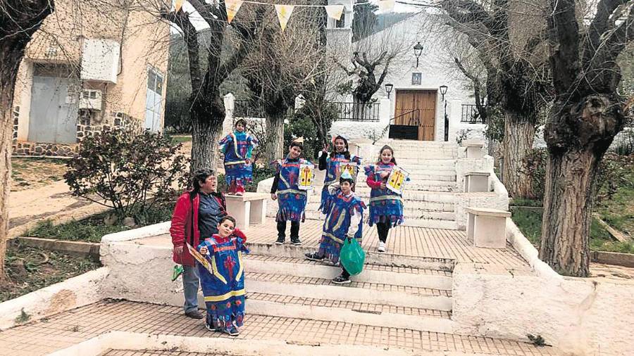 <i>Mari Francis y sus alumnos del curso 2019, disfrazados junto a la ermita de La Milagrosa.</i>