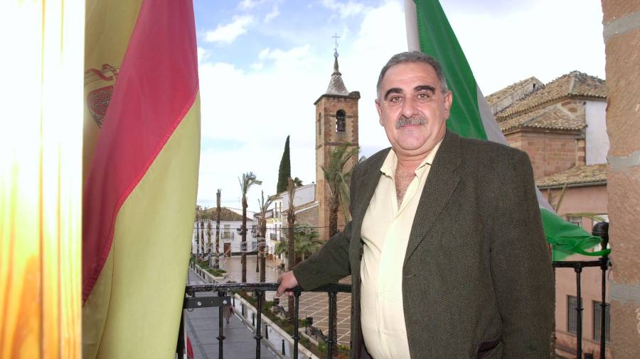 <i>El más longevo. Roque Lara en el Ayuntamiento de Villanueva de la Reina, en 2004. / Archivo Diario JAÉN.</i>