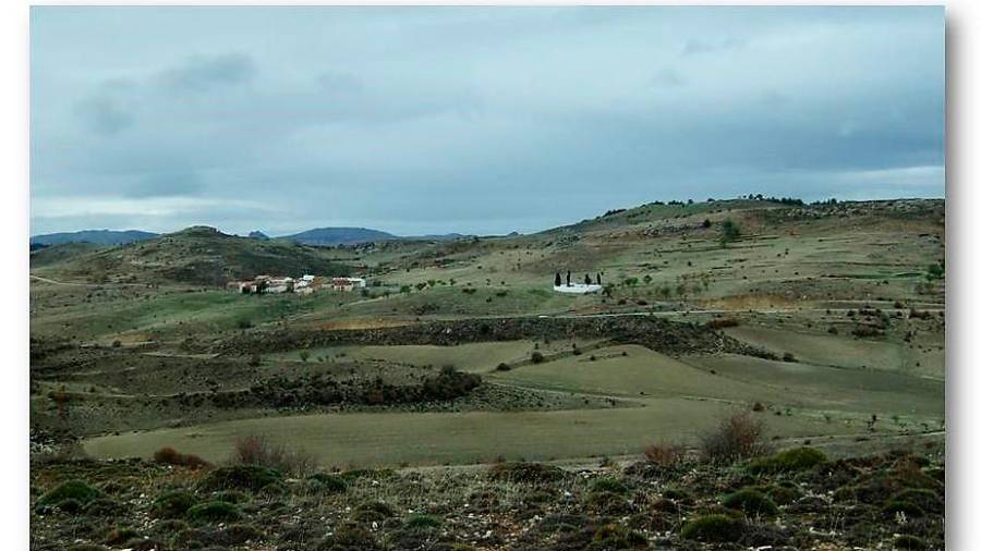 <i>Panorámica de la aldea de las casas de Carrasco desde la verea. A la derecha, el cementerio.</i>