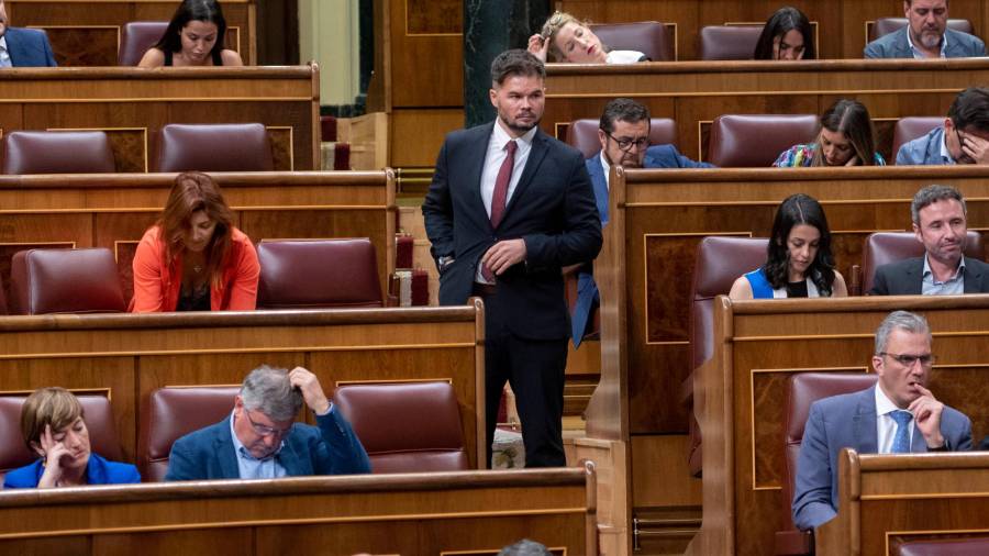 <i>Gabriel Rufian, junto a su escaño. / Alberto Ortega / Europa Press.</i>