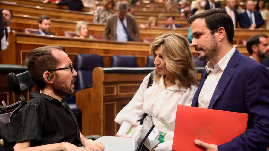 <i>Pablo Echenique conversa con Yolanda Díaz y con Alberto Garzón. / Alberto Ortega / Europa Press.</i>