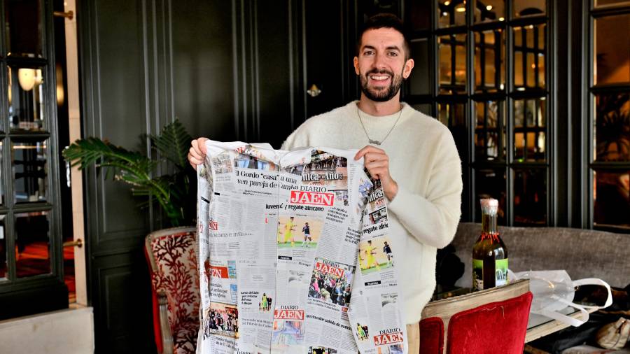 <i>David Broncano muestra una camisa impresa con noticias.</i>