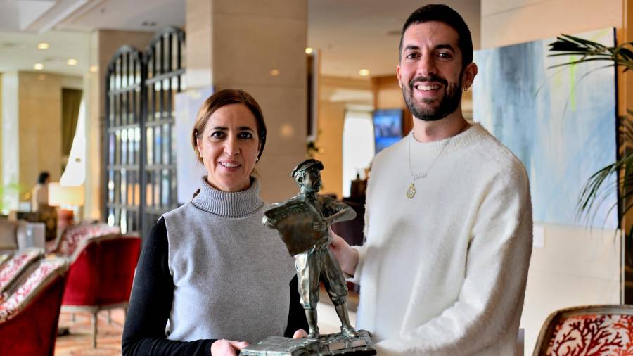 <i>Manuela Rosa y David Broncano sujetan a “Lucas”, el vendedor de prensa de Diario JAÉN. </i>