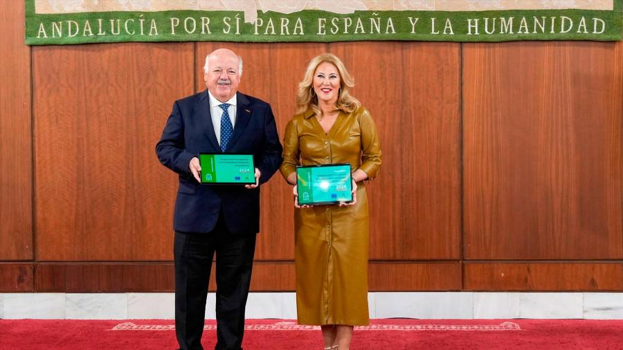 <i>Carolina España entrega al presidente del Parlamento, Jesús Aguirre, el presupuesto 2024. / Eduardo Birones / Europa Press.</i>