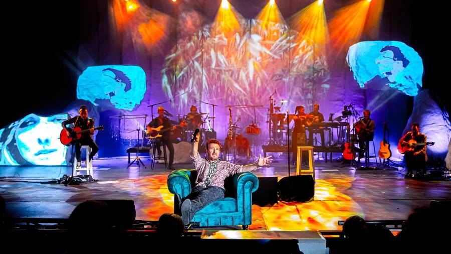 <i>Manolo García, junto a su banda, durante un concierto de su gira ‘Cero emisiones contaminantes desde ya’.</i>