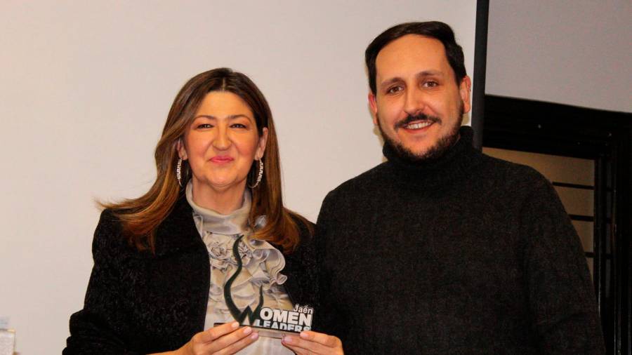 <i>Fran Miranda entrega el premio a la periodista Cruz Morcillo, y Carmen Rueda se dirige a los asistentes.</i>