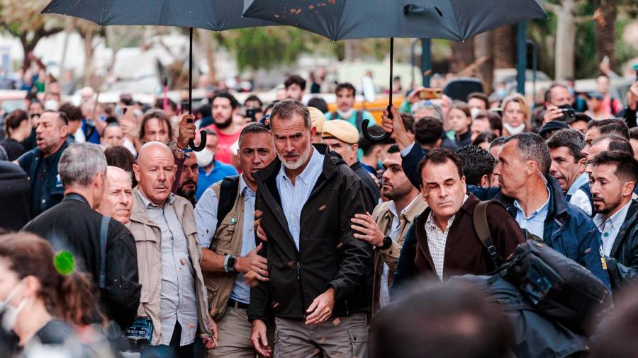 <i>El Rey Felipe VI, durante su visita a Paiporta. / Carlos Luján / Europa Press.</i>