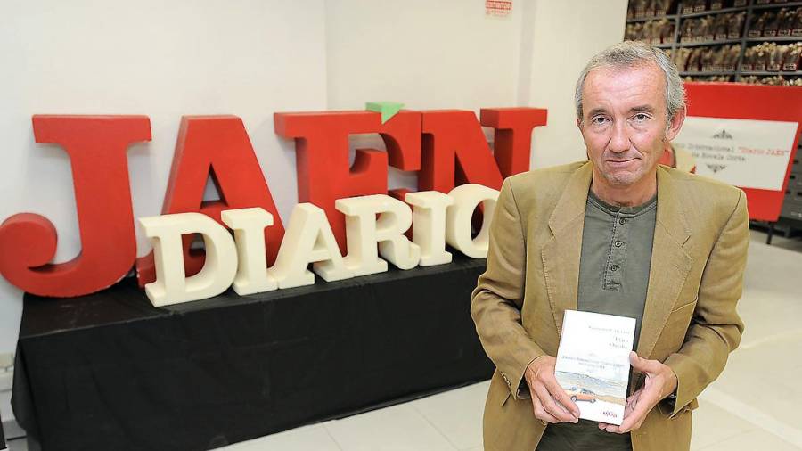 <i>Gonzalo Calcedo con un ejemplar de la novela en Diario JAÉN.</i>
