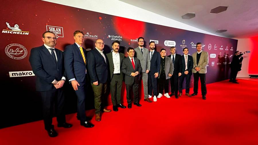 <i>Los flamantes chefs con estrella Michelin, acompañados por Reyes, Lozano y representantes de los aceites jiennenses. / Diputación de Jaén.</i>