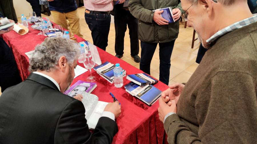 <i>Juan Espejo firma ejemplares de su libro. / Diario JAÉN</i>