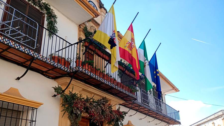 <i>Las banderas del Ayuntamiento de El Carpio a media asta.</i>