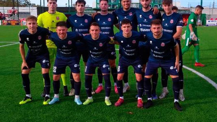 <i>Alineación inicial del Torreperogil en el Matías Prats de Torredonjimeno. / CD Torreperogil. </i>