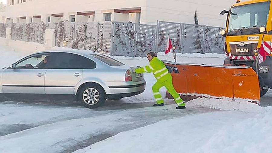 <i>Francisco Velasco ayuda a un conductor cuyo coche ha quedado atrapado en la nieve.</i>