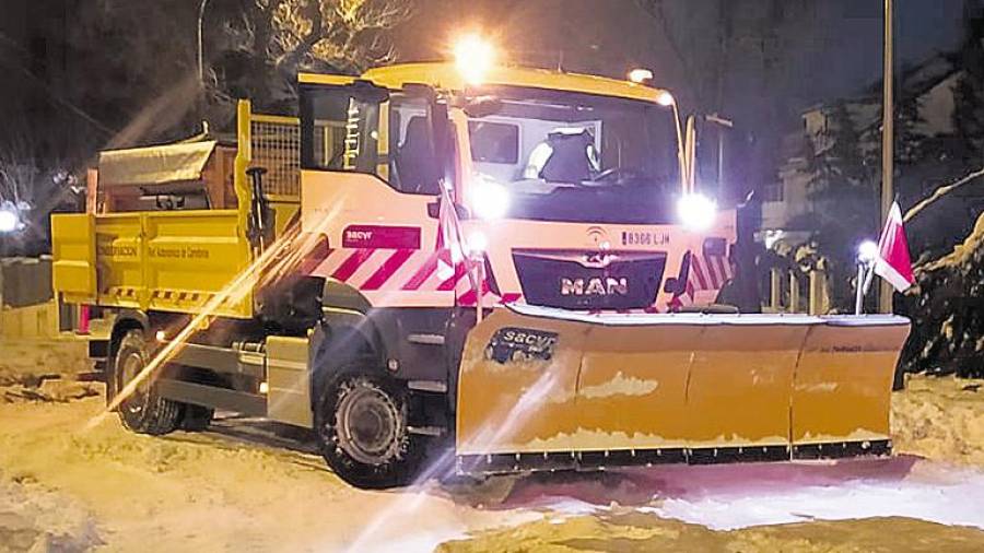 <i>El vehículo de las instalaciones jamilenudas retirando nieve por la noche.</i>