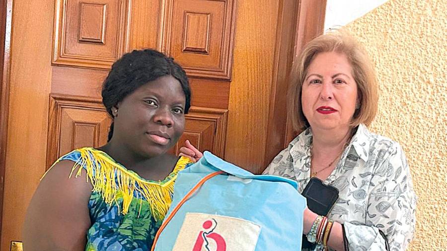 <i>Una madre recibe la bolsa de manos de Antonia Algar.</i>