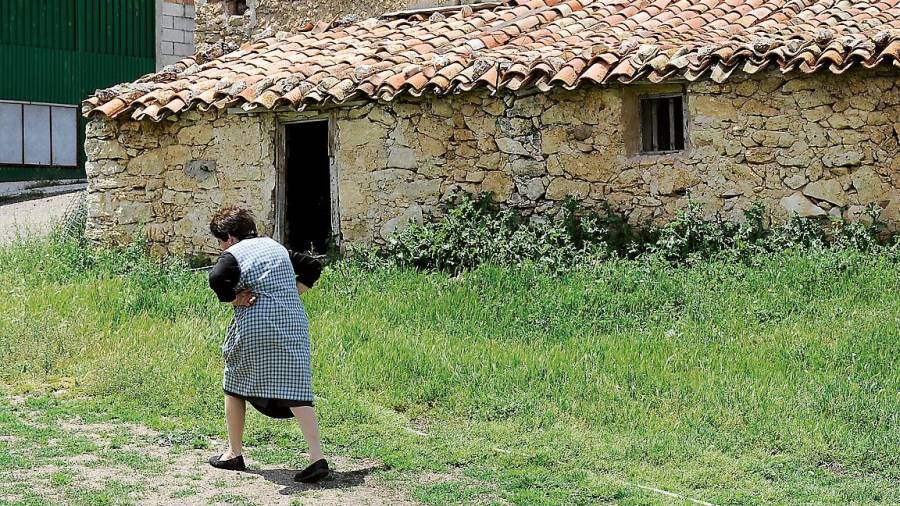 <i>Una vecina pasea por la aldea de Don Domingo, en Santiago-Pontones. / Diario JAÉN.</i>