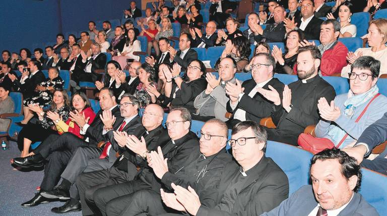 CEREMONIA. <i> Público asistente a la Gala de Entrega de los Premios Cofrades, celebrada en el Teatro de Alcaudete. </i>