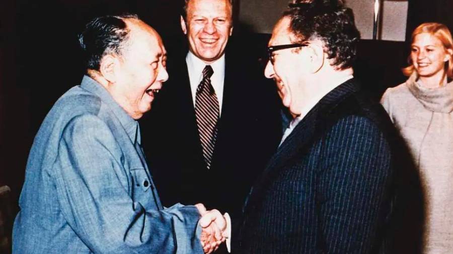 <i>Kissinger saluda a Mao Zedong, en presencia de Gerald Ford, en 1975. / Wikimedia.</i>