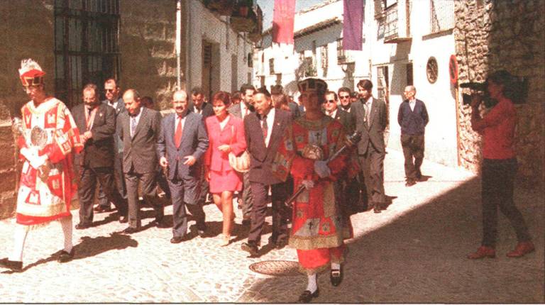 <i>La comitiva del hermanamiento, con autoridades locales, autonómicas y nacionales, recorre una de las calles del centro histórico de Baeza. / Archivo histórico Diario JAÉN. </i>