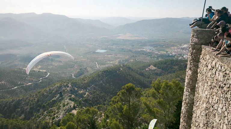 <i>El público disfruta del vuelo de los pilotos. / Fotografías. Agustín Muñoz / Diario JAÉN.</i>