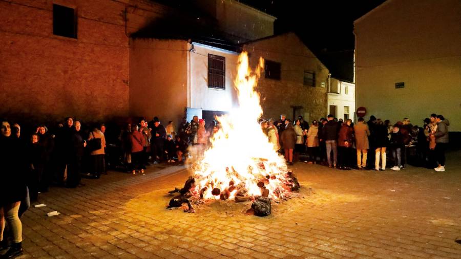<i>Arde el ‘castillo’ en la Plaza del Solano. / Jason Moyano / Diairo JAÉN.</i>