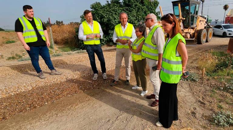 <i>Soledad Aranda visita una de las obras que se llevan a cabo en más de una decena de caminos rurales de Andújar, junto al alcalde, Francisco Carmona. / Junta de Andalucía.</i>