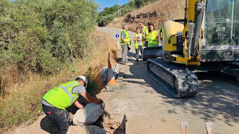 <i>Soledad Aranda visita las obras de la vía del Pilar de la Hiedra en Villanueva del Arzobispo. / Junta de Andalucía. </i>