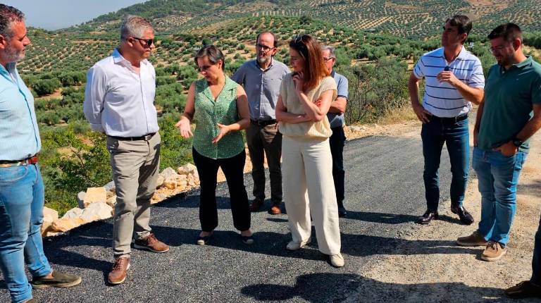 <i>Soledad Aranda, acompañada del alcalde del municipio, Emilio Torres y de los encargados de las obras. / Junta de Andalucía. </i>